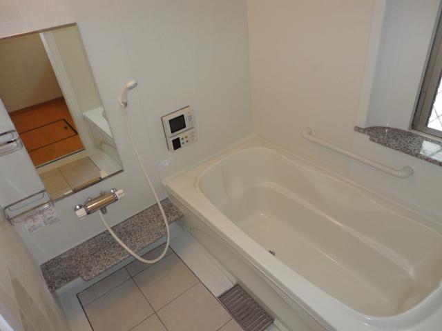 Bathroom. Indoor (12 May 2013) Shooting. Unit bus is very beautiful. You can enjoy pleasant bathing.