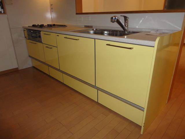 Kitchen. Indoor (12 May 2013) Shooting. System kitchen. Sliding. There is also a kitchen counter, Very open kitchen. You can make cooking while watching children!
