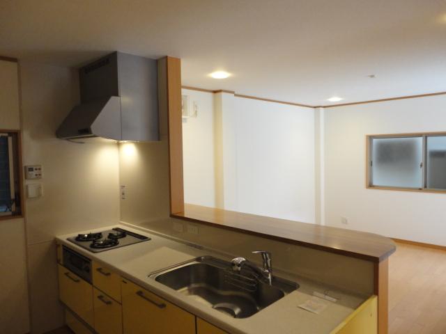 Kitchen. Open kitchen & living. Since there is also a kitchen counter, Dishes out very convenient. Homemade food while watching a small child. It is safe.