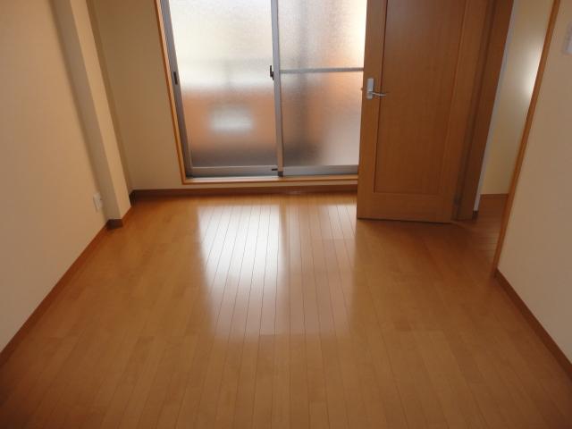 Other. Second floor of the Western-style 6 quires. Flooring, Beautiful house cleaning! You can go to the balcony from this room.