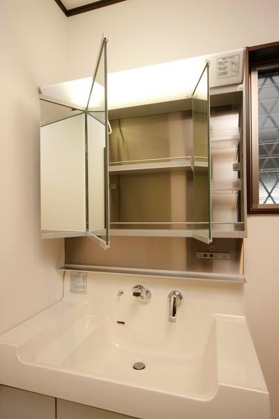 Wash basin, toilet. 3-surface mirror type of shampoo dresser. Easy to see in the large mirror.