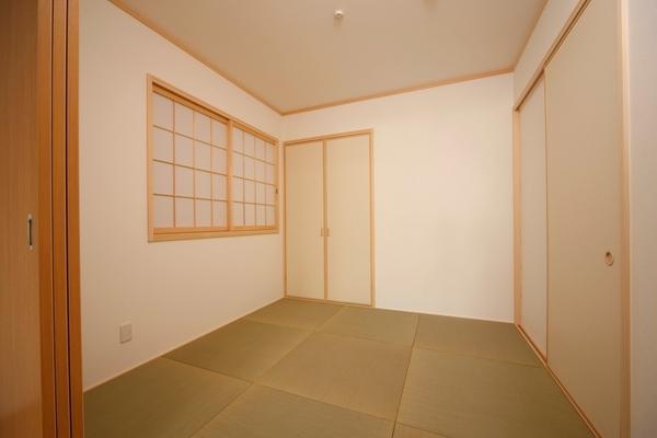 Non-living room. First floor Japanese-style room. It is a modern Japanese-style room.