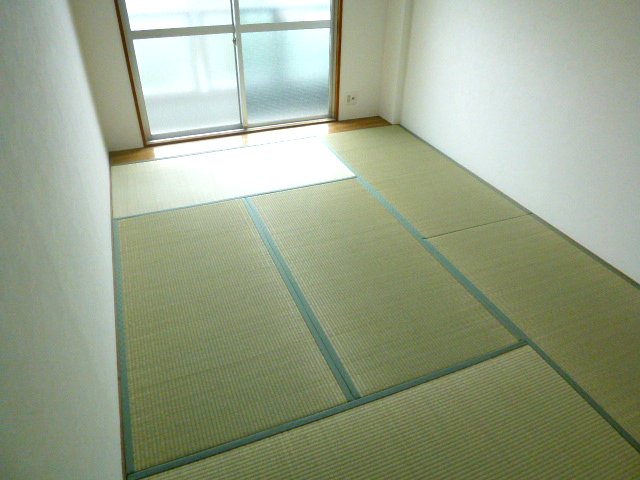 Other room space. 6 Pledge of Japanese-style room is sunny!