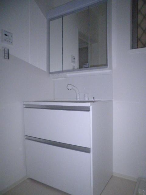Wash basin, toilet.  ☆ Wash basin is easy to trim the hair in the three-sided mirror