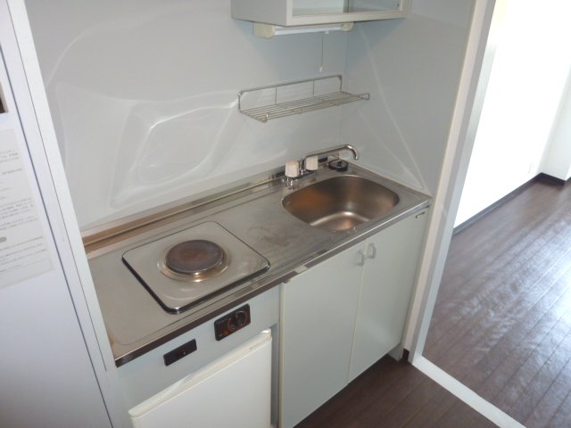 Kitchen. Stove ・ It is a kitchen with a mini fridge. 