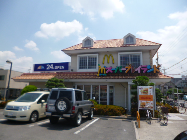 restaurant. 750m to McDonald's (restaurant)