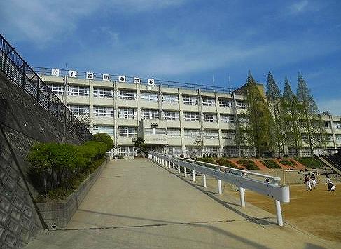 Junior high school. Higashi-Osaka Tatsuana building 衙中 1168m to school