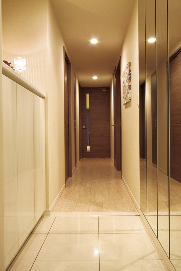 Other.  [entrance] Entrance floor is tiled. Flat floor design that eliminates the step between the corridor has been adopted (B type model room. Some including optional specifications (paid ・ Deadline Yes))