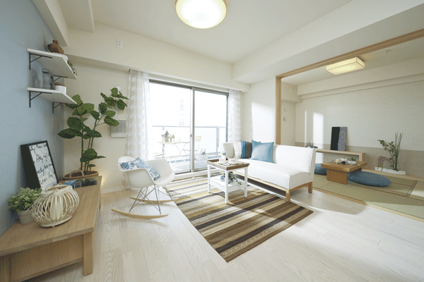 Room and equipment. Bright and airy living spread facing the south-facing balcony ・ Dining (C type building in the model room ※ It is those that were taken in March 2013, It contains optional specifications. Joinery ・ With regard to the color tone of the surface material, In fact a slightly different because of the print)
