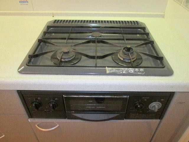 Kitchen. Ease dishes in a three-burner stove