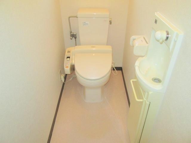Toilet. It is hand-wash independent broad toilet! With hot cleaning function