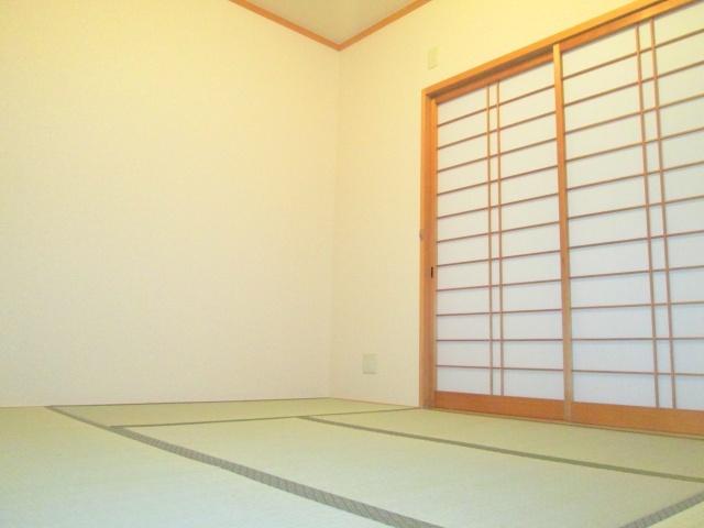 Non-living room. And a good smell of tatami
