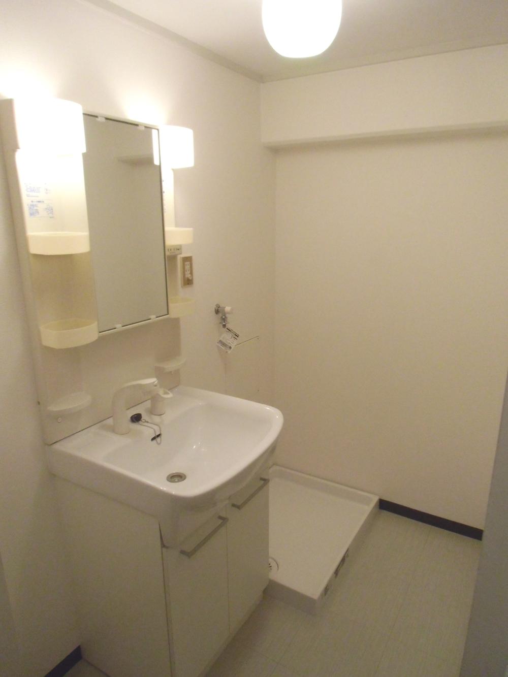 Wash basin, toilet. Indoor (10 May 2013) Shooting