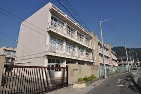 Primary school. Nawate to South Elementary School (Elementary School) 605m