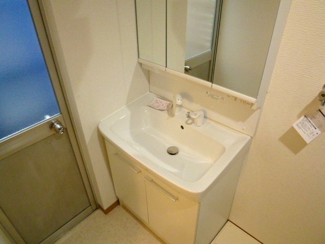 Other Equipment. Wash basin with shampoo dresser. 