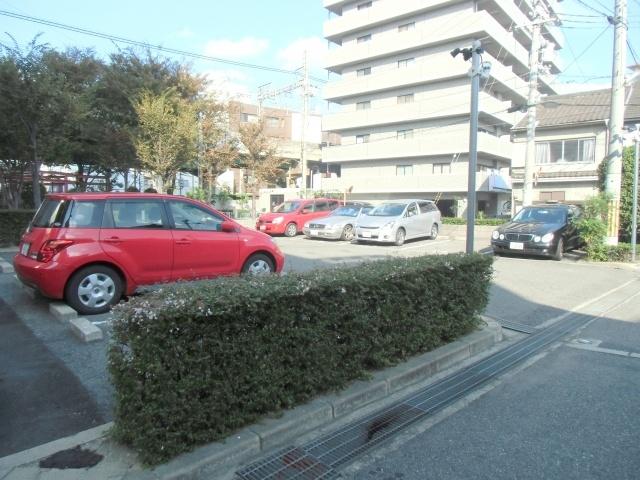 Other. Kitchen is L-shaped