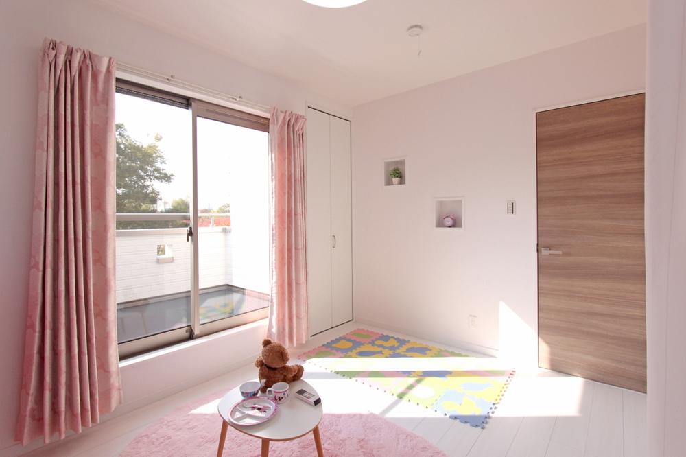 Non-living room. Pour the sunlight from the large opening, Us to achieve a bright children's room.