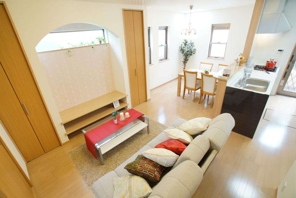Same specifications photos (living). Remains of Japanese-style room with a living also think