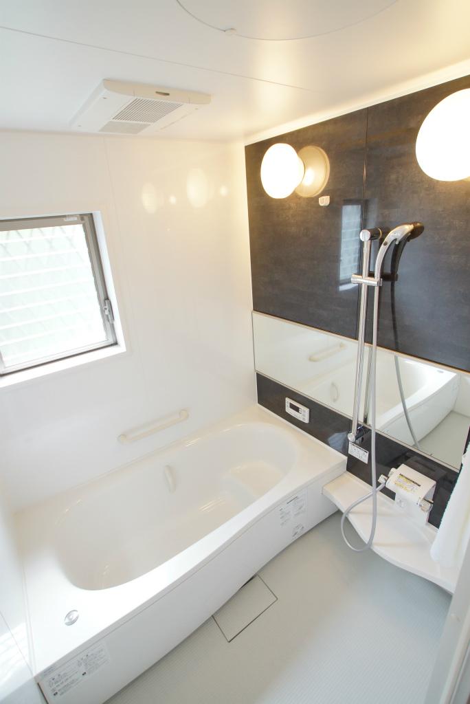 Same specifications photo (bathroom). You can also choose the color of the accents and bathtub