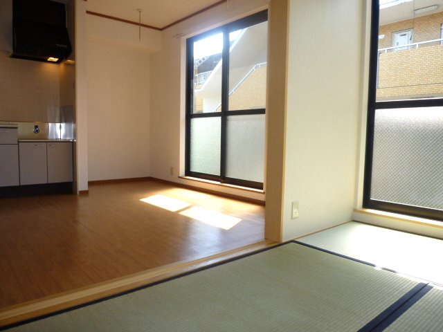 Other room space. Tatami rooms is also sunny.
