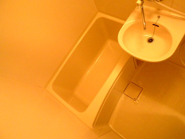 Bath. toilet ・ It is by bus. 