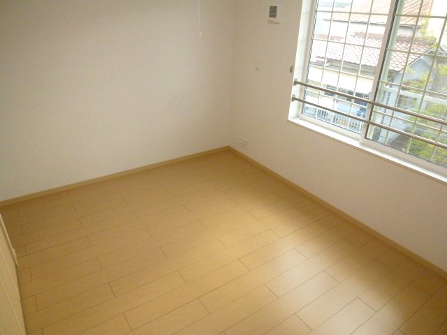 Other room space. Large windows is also located on the sunny Western-style. 