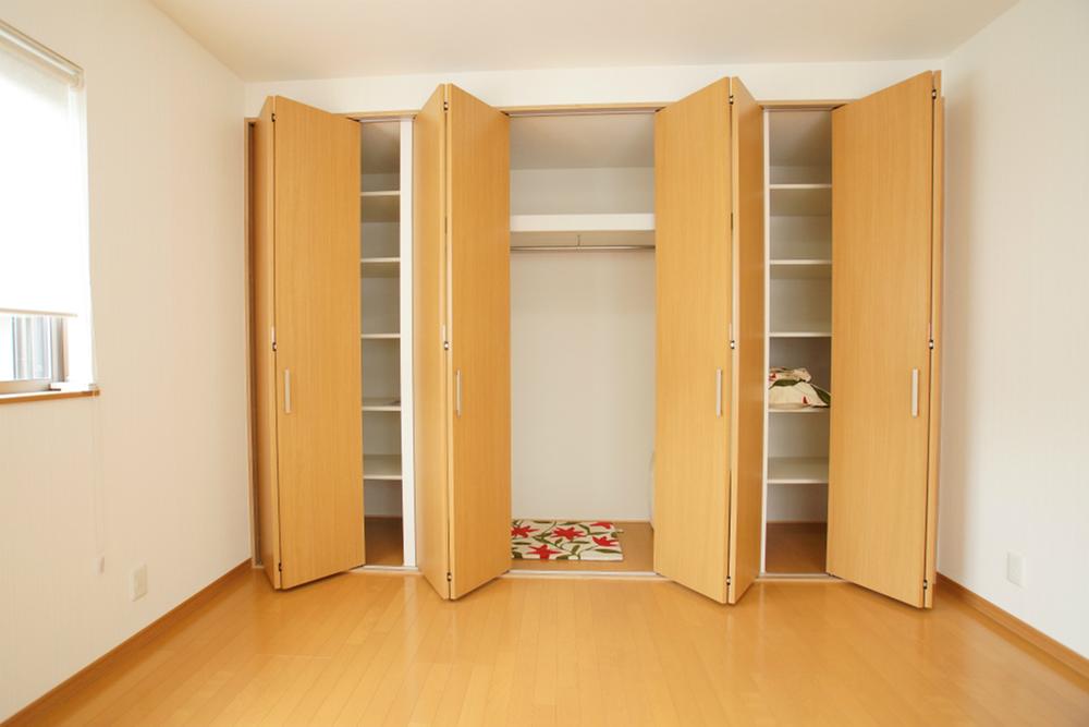 Receipt. ◆ Bedroom closet