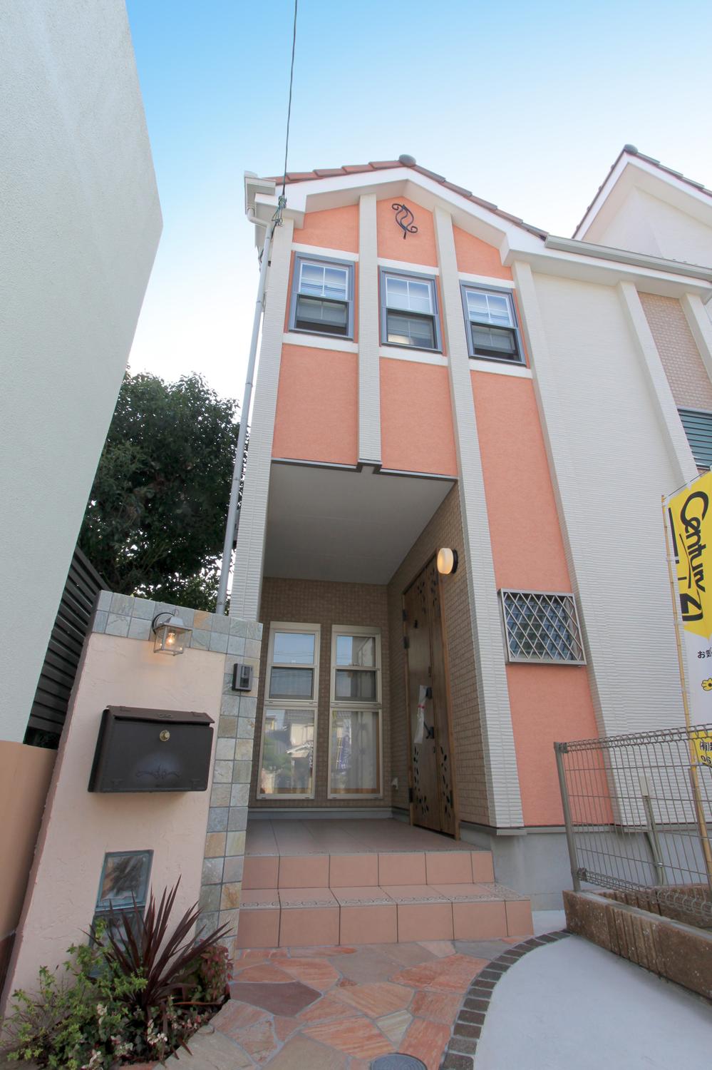 Local photos, including front road. ◆ Exterior design