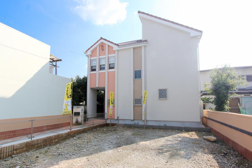 Local appearance photo. ◆ Exterior design Parking two possible. Joinery and attention to detail of the material, such as, Impressive appearance "accent color".
