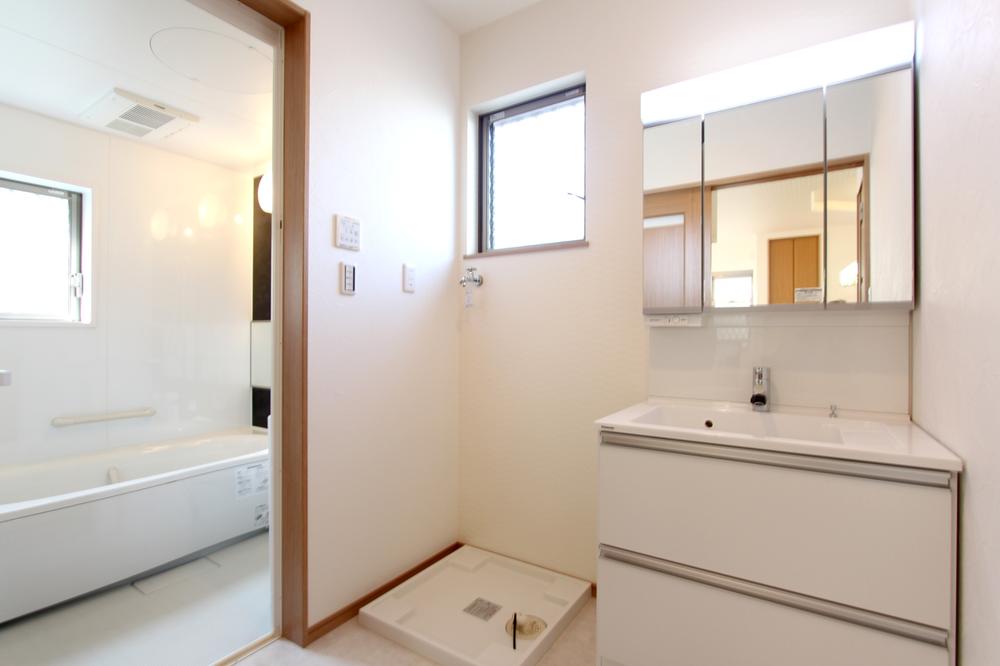 Wash basin, toilet. ◆ Basin space