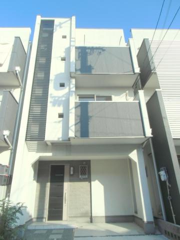 Local appearance photo. Heisei 19 years built three-story house