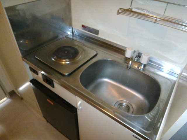 Kitchen. Mini fridge, Electric stove is equipped with 1-neck. 