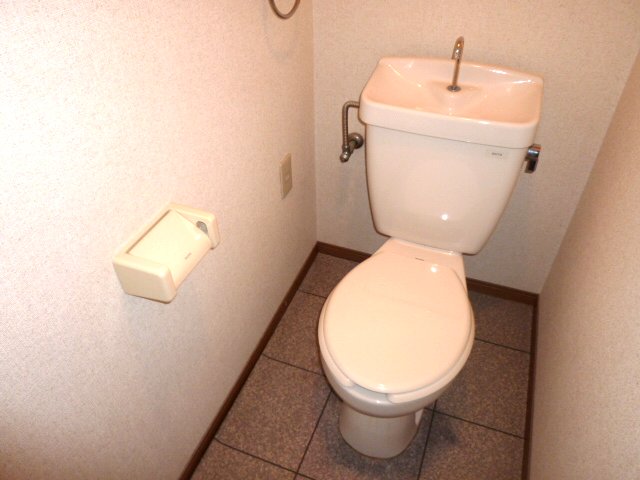 Toilet. Washlet is possible installation. 
