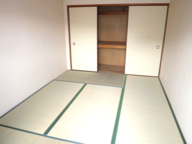 Other room space. It is calm Japanese-style. 
