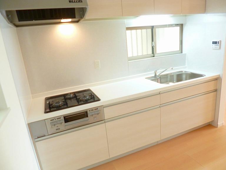 Same specifications photo (kitchen). There is no partition in the kitchen and dining, You can enjoy a conversation with a family in the very sense of openness.