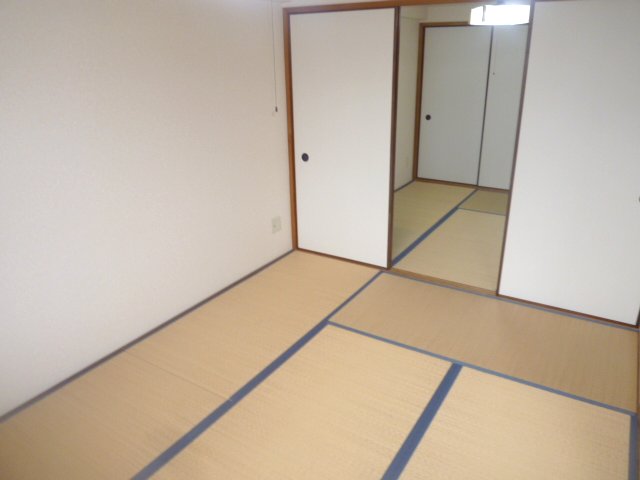 Other room space. Is a Japanese-style room. 