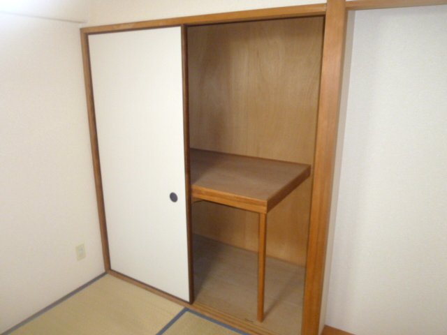 Receipt. Is a Japanese-style room of storage. 