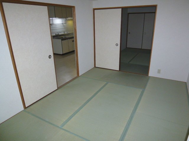 Other room space. There is a closet in the 6 quires of Japanese-style room