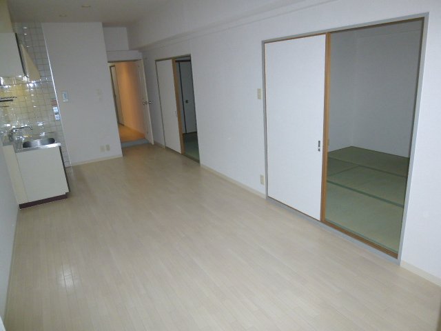 Living and room. It flooring is clean, which was the white tones ☆ 