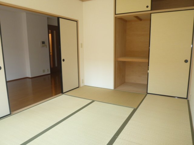 Other room space. Japanese-style room is because the balcony next door sunny. 