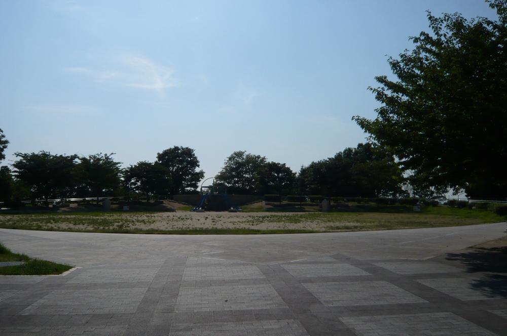 park. 1445m to Higashiishikiri park