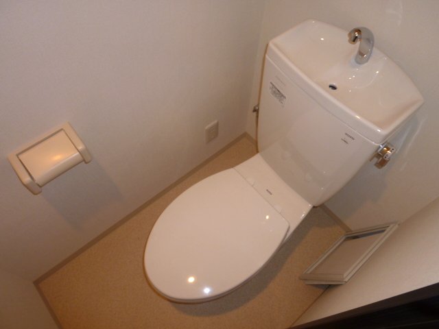 Toilet. Washlet is possible installation. 