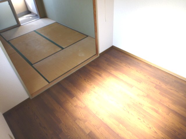 Other room space. Following is a Japanese-style room. 