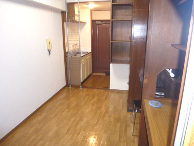 Living and room. It is a modern Western-style woodgrain.