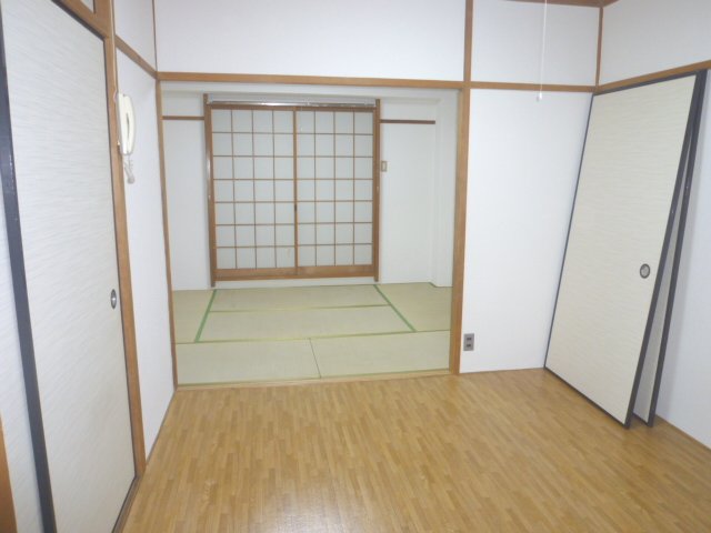 Other room space. Western style room ・ Is a Japanese-style room. 