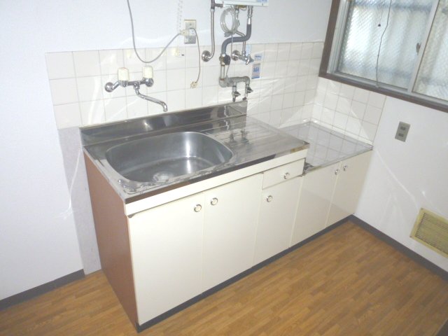 Kitchen. It is easy to the kitchen there is a window ventilation. 