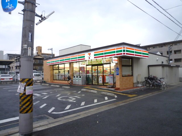 Convenience store. Seven-Eleven Higashi Kosaka 3-chome up (convenience store) 451m