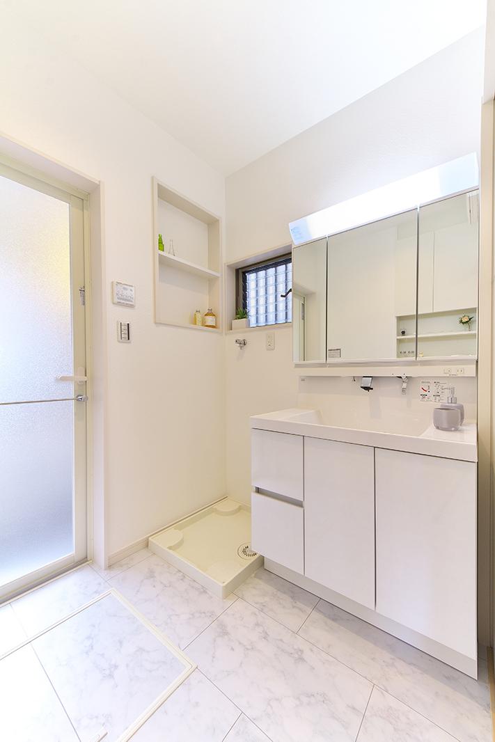 Wash basin, toilet. Wash image