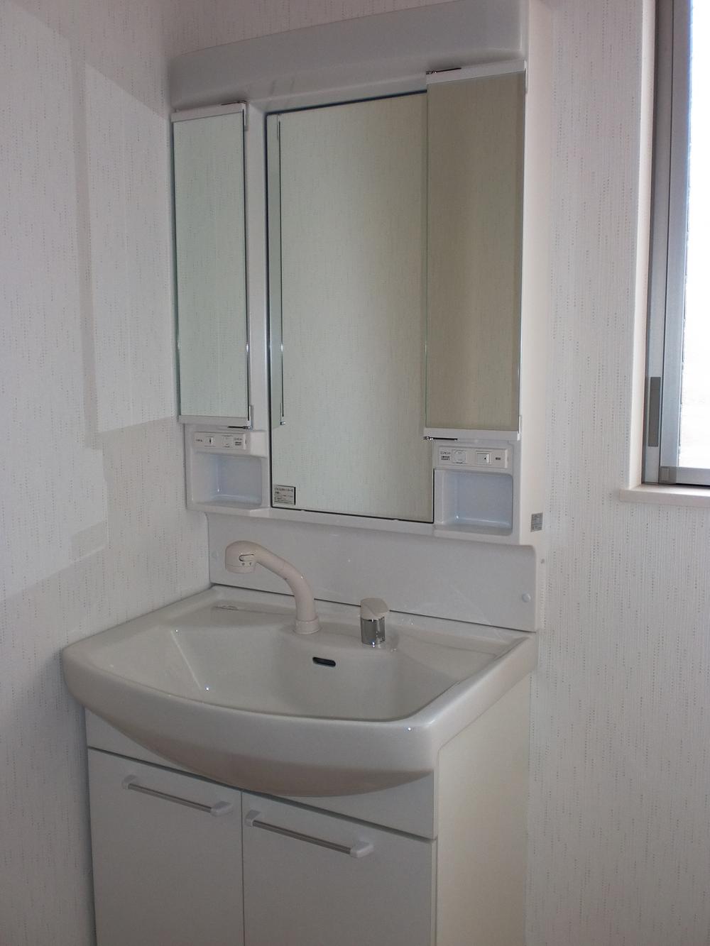 Wash basin, toilet. (Same specifications photo)