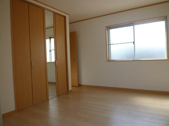 Construction ・ Construction method ・ specification. Storage door of Western-style It is a part, but an introduction. A very convenient one is turned to the mirror, It room space will be smart. Here also TOSTEM.
